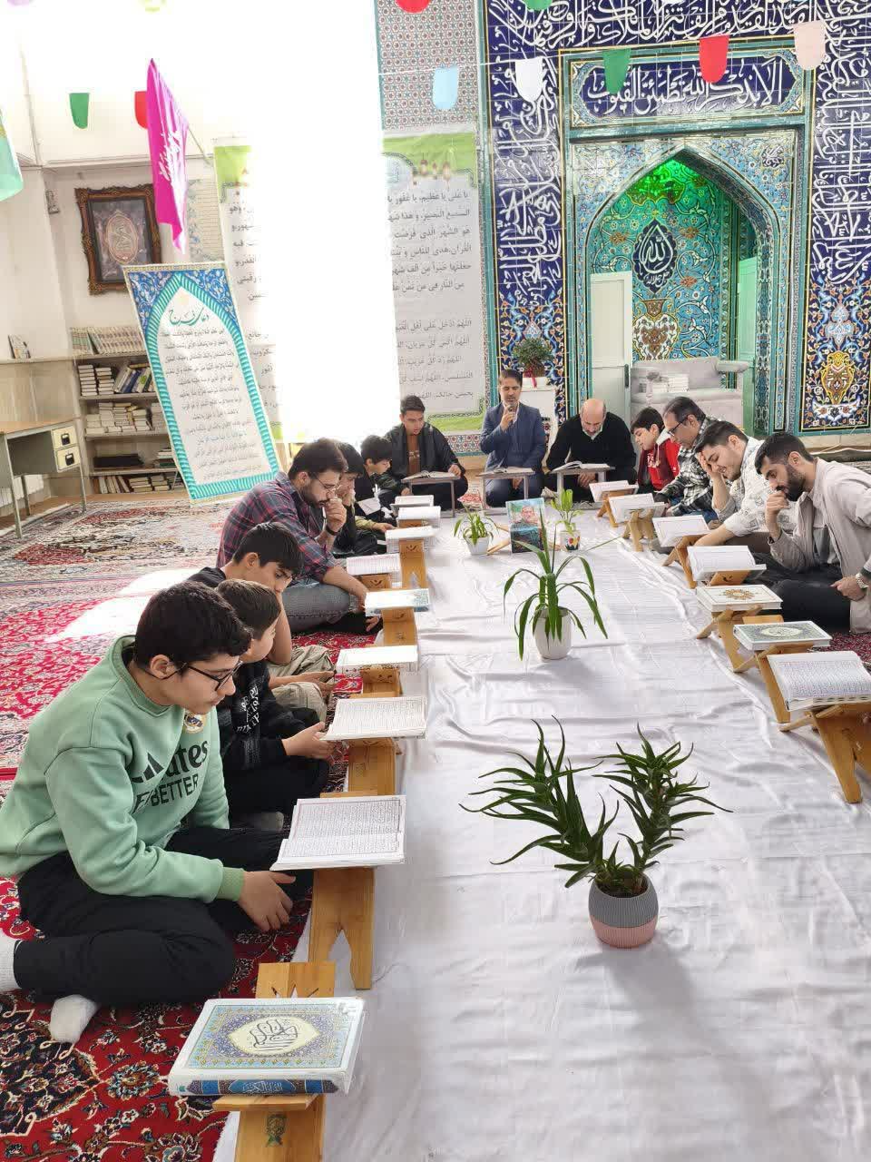 محفل جزء خوانی قران کریم در مسجد امام جواد(ع) مسکن مهر اشتهارد