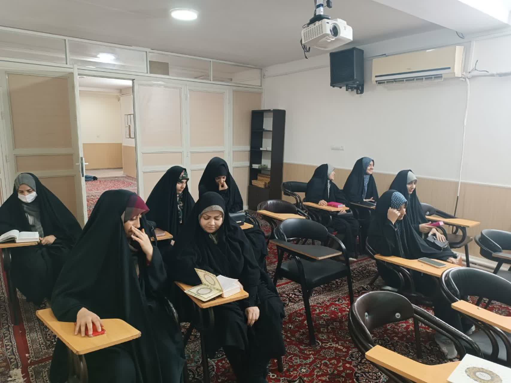 کلاس های آموزش حفظ قرآن کریم ویژه خواهران در دارالقرآن شهرستان اشتهارد